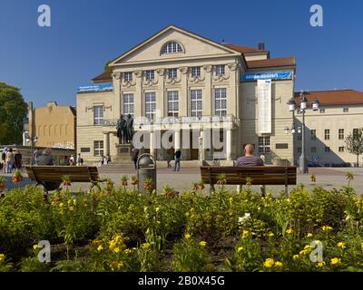 Teatro Nazionale di Theaterplatz a Weimar con monumento a Goethe-Schiller, Weimar, Turingia, Germania, Foto Stock