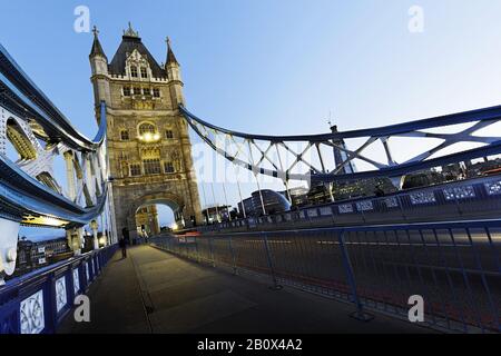 Tower Bridge sul Tamigi al crepuscolo, Londra, Inghilterra, Gran Bretagna, Foto Stock