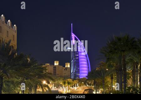 Burj Al Arab, Illuminato, Souk Madinat, Jumeirah, Emirato Di Dubai, Emirati Arabi Uniti, Penisola Araba, Medio Oriente Foto Stock