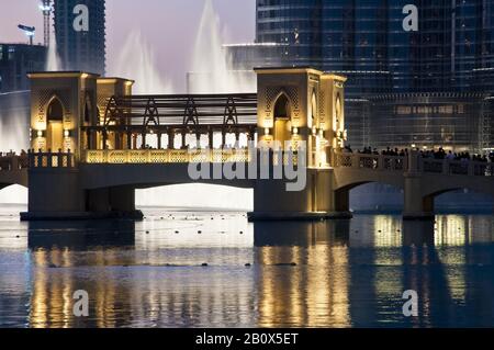 Dubai Fountain di fronte al Burj Khalifa, Dubai, Emirati Arabi Uniti, Foto Stock