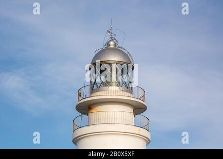 La torre bianca del faro Cavalleria situata nel punto più settentrionale dell'isola di Minorca. Baleares, Spagna Foto Stock