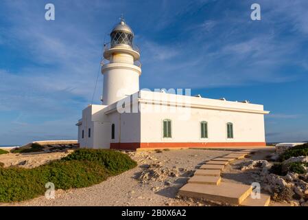 La torre bianca del faro Cavalleria situata nel punto più settentrionale dell'isola di Minorca. Baleares, Spagna Foto Stock