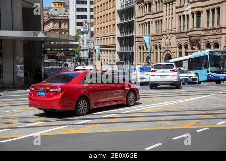 Taxi Sydney Red berlina e autobus sydney nel centro della città, Australia Foto Stock