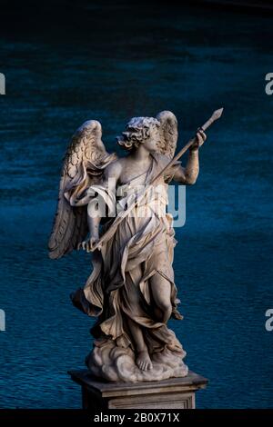 Statua in marmo di un angelo dal famoso scultore Gian Lorenzo Bernini sul Ponte Sant'Angelo, il Ponte degli angeli a Castel Sant'Angelo a Roma, Italia Foto Stock