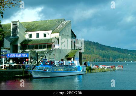 Bowness-on-Windermere una destinazione turistica sulla riva del lago Windermere in Cumbria Foto Stock