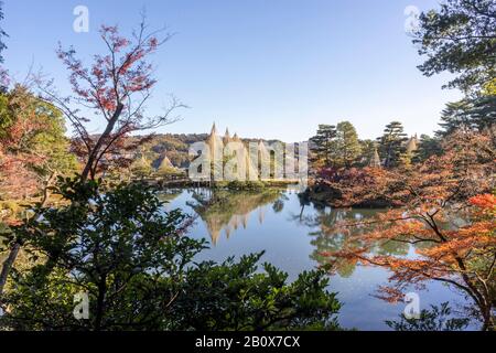 Kasumi Pond, Kenroku-En Garden, Kanazawa, Giappone Foto Stock