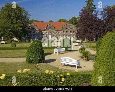 Giardino barocco con piccolo castello a Blankenburg/Harz, Sassonia-Anhalt, Germania, Foto Stock