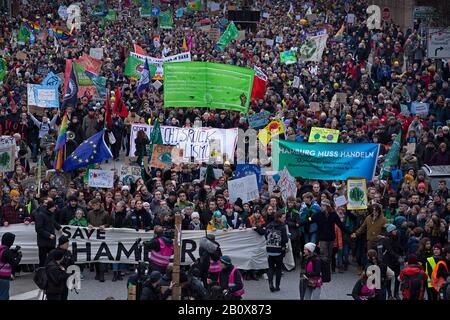 Greta Thunberg si trova al centro del venerdì Per una futura manifestazione ad Amburgo, in Germania, il 21 febbraio 2020 Foto Stock