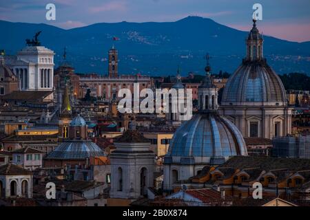 Vista alta di Roma dal castello di Sant Angelo. Foto Stock