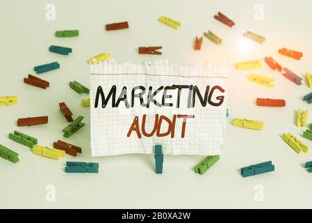 Scrittura a mano concettuale che mostra l'audit di marketing. Concetto significato esame e analisi delle attività di marketing Cartoncini Colorati vuoti Foto Stock