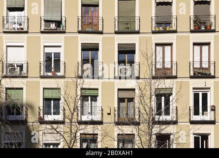 Facciata della casa su Calle de sta. Isabel, Madrid, spagna, Foto Stock