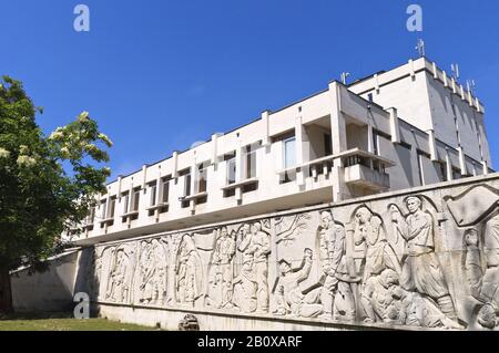 Edificio in stile Comunista con parete in rilievo, Plovdiv, Bulgaria, Balcani, Europa sudorientale, Foto Stock