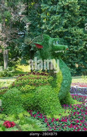 Kiev, Ucraina. Juny 20 2019 Bello fiorito luminoso sotto forma di un dinosauro. Concetto di floriazzo, giardinaggio. Foto verticale. Foto Stock