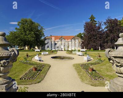 Giardino barocco con piccolo castello a Blankenburg/Harz, Sassonia-Anhalt, Germania, Foto Stock