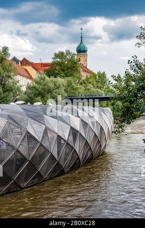 Graz, AUSTRIA - 30 LUGLIO 2019: Murinsel, isola artificiale nel mezzo del fiume Mur a Graz, Austria. Progettato dall'artista Vito Acconci nel 2003 come Graz Foto Stock