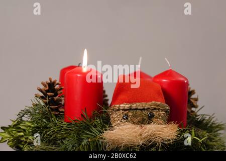 Adventskranz 1, 2, 4 und 4, Weihnachten steht vor der Tür Foto Stock