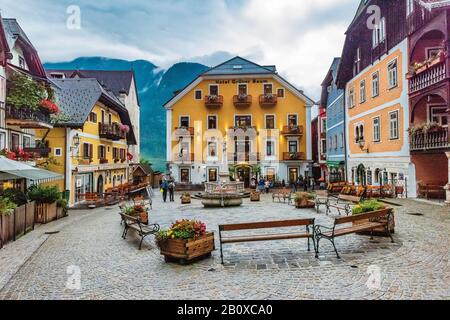 Piazza principale nel centro storico di Hallstatt, uno dei siti patrimonio mondiale Dell'Unesco in Austria Foto Stock