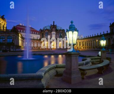 Cortile di allevamento con padiglione di carillon a Dresda, Sassonia, Germania, Foto Stock