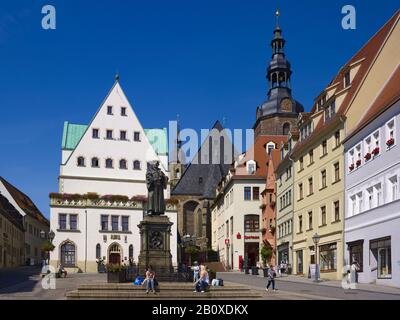 Mercato con municipio e chiesa di S. Andreas e monumento Lutero in Lutherstadt Eisleben, Sassonia-Anhalt, Germania, Foto Stock