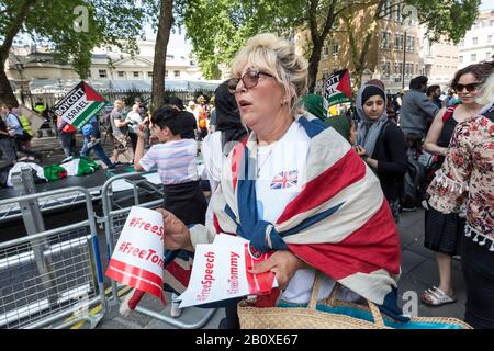 File: London, UK. 21st febbraio 2020. Immagine del file (10-06-2018): Il nazionalista britannico Sherri Peach, sposato con l'ex candidato elettorale del fronte Nazionale, Roy Peach. Il Tempo Delle Interrogazioni della BBC è stato criticato per aver invitato le visioni estreme contro l’immigrazione di Sherri Peach, che ha parlato senza interruzioni per 82 secondi durante la trasmissione Del Tempo Delle Interrogazioni da Weymouth 20-02-2020. Peach ha partecipato a numerosi incontri nazionalisti e ha dimostrato sostegno per Tommy Robinson e James Goddard. Visto qui durante una protesta con altri sostenitori della "Free Tommy" il 10-06-2018. Credito: Guy Corbishley/Alamy Live News Foto Stock