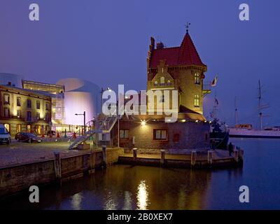 Ozeaneum e la torre pilota di Stralsund, Meclemburgo-Pomerania occidentale, Germania, Foto Stock
