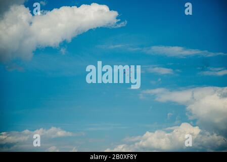Mostra e sfilata aerea nel cielo. Krasnodar Territory, Russia - Luglio, 2019 Foto Stock