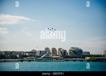 Mostra e sfilata aerea nel cielo. Krasnodar Territory, Russia - Luglio, 2019 Foto Stock