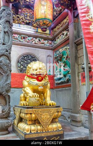 Leone Guardiano all'ingresso del Tempio Cinese Tan si Chong su, Magazine Road, Clarke Quay, Singapore Foto Stock