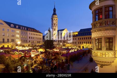 Mercatino di Natale nel mercato con municipio e orientel rinascimentale della farmacia di mercato a Gera, Turingia, Germania, Foto Stock