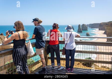 Turisti Al Belvedere, I Dodici Apostoli, Port Campbell National Park, Western District, Victoria, Australia Foto Stock