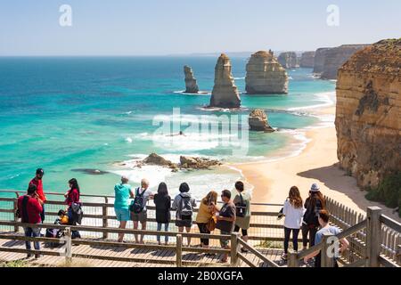 Turisti Al Belvedere, I Dodici Apostoli, Port Campbell National Park, Western District, Victoria, Australia Foto Stock