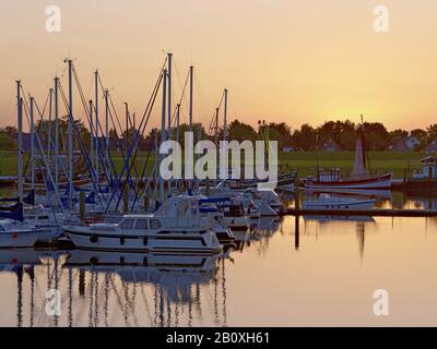 Barche nel porto di Greetsiel, Frisia orientale, bassa Sassonia, Germania, Foto Stock