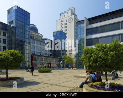 Ernst-Abbe-Platz dell'università con l'edificio Jenoptik, Jena, Turingia, Foto Stock