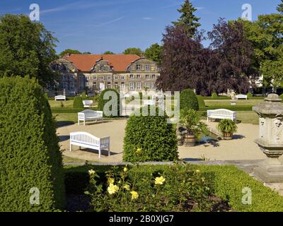 Giardino barocco con piccolo castello a Blankenburg/Harz, Sassonia-Anhalt, Germania, Foto Stock