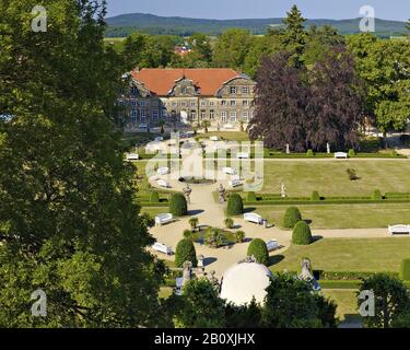 Giardino barocco con piccolo castello a Blankenburg/Harz, Sassonia-Anhalt, Germania, Foto Stock