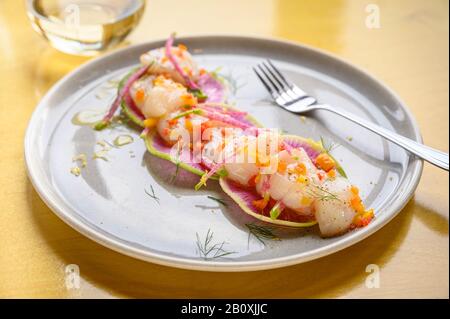 Chef Raymond Southern'S Scallop Crudo Al Kingfish Inn Restaurant A West Sound Su Orcas Island, San Juan Islands, Washington. (lumi Island Wild weath Foto Stock