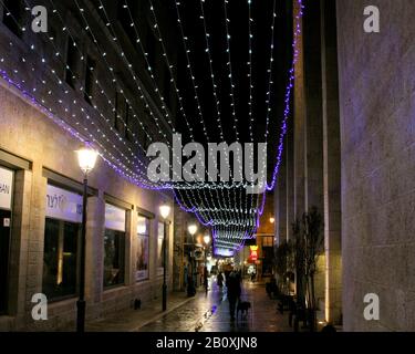 Corde di luci corrono lungo Yoel Moshe Salomon Street vicino al centro commerciale pedonale ben Yehuda a Gerusalemme. Foto Stock