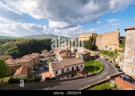 Vista panoramica del paese in Italia con case in mattoni rossi a Sovana Sorano con cielo bellissimo con nuvole nella provincia Lazio Viterbo in Italia Foto Stock