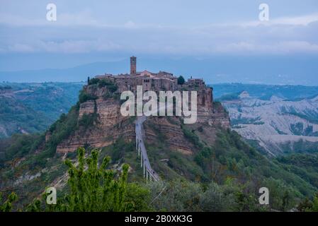 Ora blu alla città fantasma Civita di Bagnoregio in Lazio Italia di sera Foto Stock