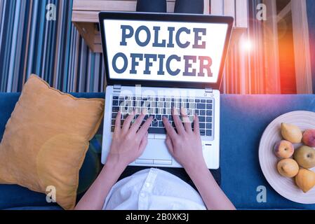 Nota scritta che mostra l'ufficiale di polizia. Concetto di business per una dimostrazione di chi è un ufficiale del team di applicazione della legge Foto Stock