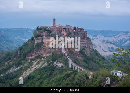 Ora blu alla città fantasma Civita di Bagnoregio in Lazio Italia di sera Foto Stock