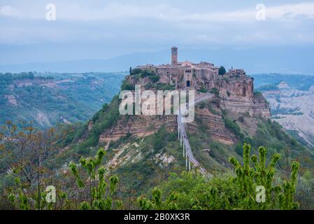 Ora blu alla città fantasma Civita di Bagnoregio in Lazio Italia di sera Foto Stock