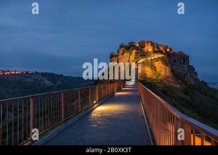 Ora blu alla città fantasma Civita di Bagnoregio in Lazio Italia di sera Foto Stock