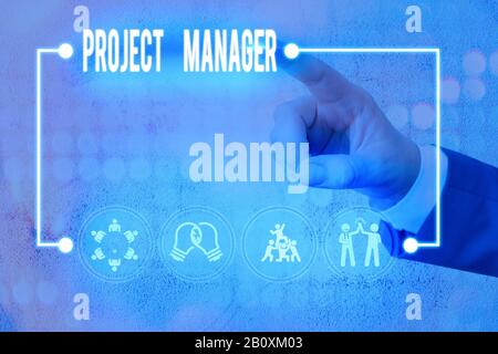Nota di scrittura che mostra Project Manager. Concetto di business per l'addebito complessivo della pianificazione e dell'esecuzione di un progetto Foto Stock