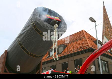 Donzdorf, Germania - 03 marzo 2019: Tradizionale processione festosa di carnevale Foto Stock