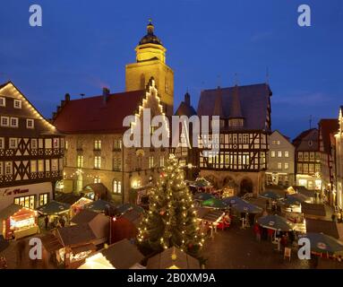 Mercatino di Natale con municipio, enoteca e torre della Walpurgiskirche, Alsfeld, Assia, Germania, Foto Stock