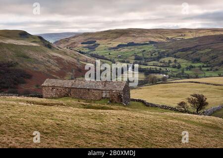 Una vista invernale di Swaledale nel Parco Nazionale delle Yorkshire Dales, visto dall'alto villaggio di Muker Foto Stock