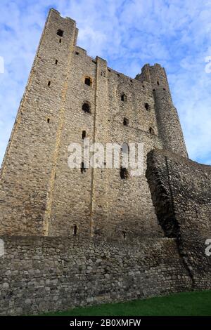 Guardando la grande torre del Castello di Rochester nel Kent Foto Stock