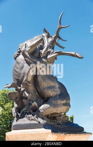 Scultura del famoso scultore francese Emmanuel Fremiet. Orso attaccando un cervo nel parco polacco Swierklaniec. Foto Stock