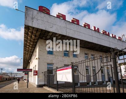 Treno trans Siberian Express al binario, stazione ferroviaria Vladimir, Federazione russa Foto Stock